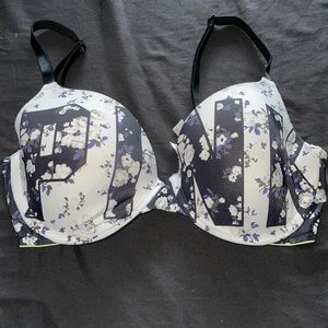 VS Pink Wear Everywhere Bra